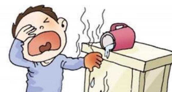 孩子意外烫伤，是先脱衣服还是先冲水？一旦做错只会伤得更重