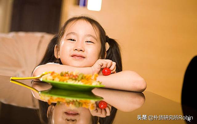 执拗追着孩子，只为了“喂饭”？宝宝独立吃饭的黄金诱导期？