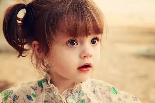 孩子咬指甲好动是疾病？这4个异常举动，家长一定要警惕!