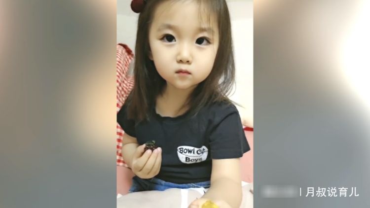 萌娃和妈妈吃葡萄，可是宝宝却有选择困难症，吃哪个好呢？