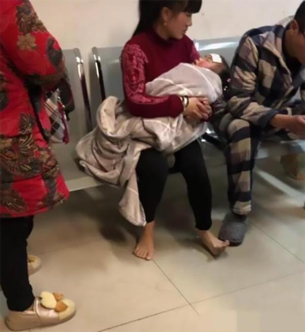 医院里，一位妈妈的偷拍照火了，网友泪目：你光脚丫的样子真漂亮