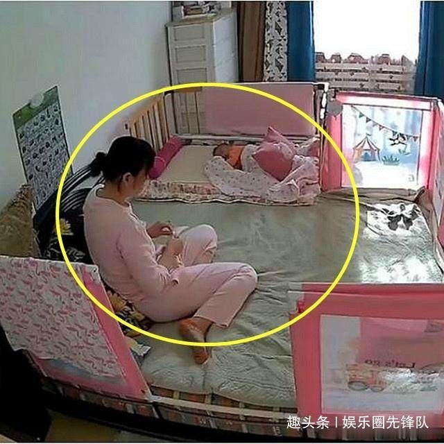 保姆把宝宝哄睡后，自己在一旁做出这样的事，妈妈看到监控后落泪