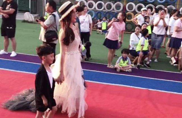 幼儿园毕业典礼走红毯？家长们反应截然不同，网友看不下去了