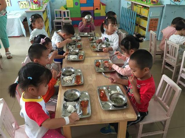 孩子总说幼儿园饭菜香，每次都能吃很多，亲眼看过后妈妈却有点懵