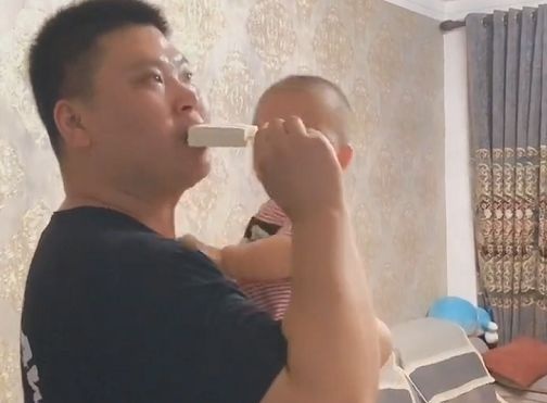 “无影手奶爸”抱着娃“偷吃”雪糕火了，娃：就说是不是玩不起？