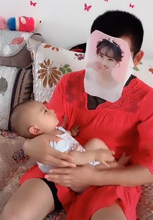 宝宝只让妈妈抱，爸爸为抱宝宝只好“改头换面”，网友：没有奶味