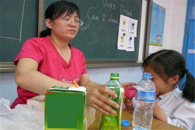男童身体羸弱，每天把饮料当水喝，儿科医生：一口也不该让他喝