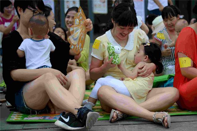 女性产后却“无奶”，只好偷偷找男催乳师，丈夫：真是不知廉耻