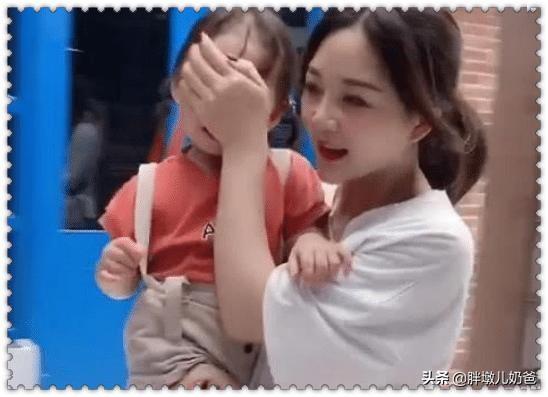 “心机”妈妈在商场捂住孩子的眼睛，宝宝无辜：你套路你亲闺女
