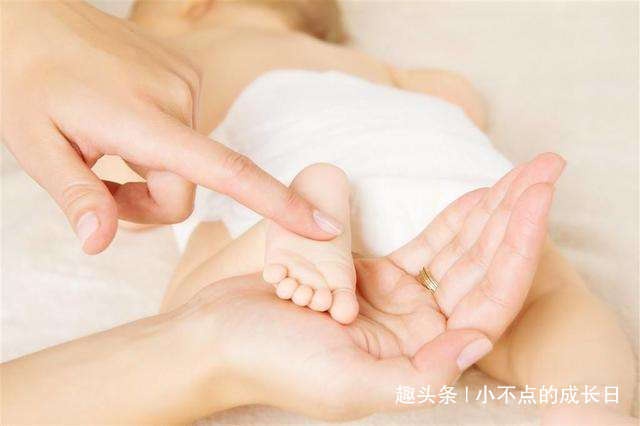 育儿专家：多抚触孩子这3个部位，促进大脑发育，宝宝更聪明