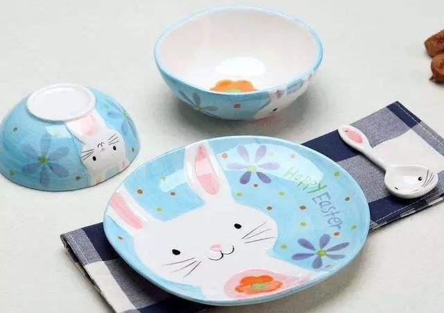 宝宝选错餐具易致“性早熟”？这种餐具用不得，家长要注意