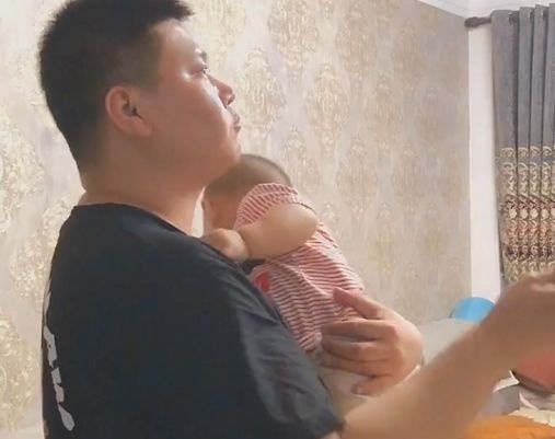 “无影手奶爸”抱着娃“偷吃”雪糕火了，娃：就说是不是玩不起？