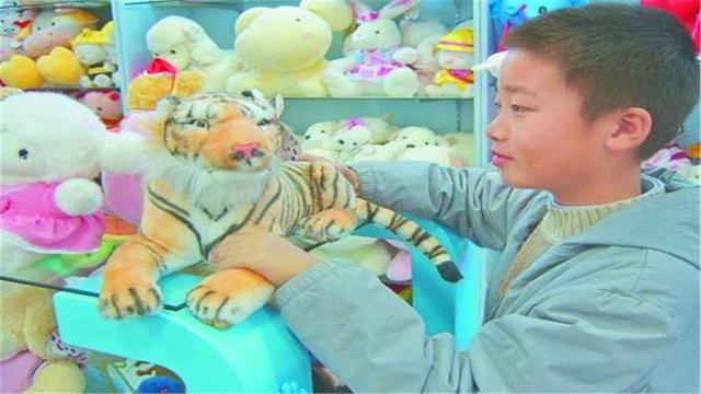 孩子抱着商场玩具不撒手，妈妈这机智的一招，旁人赞高情商