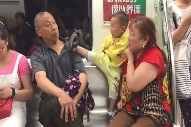 孩子在地铁踢爷爷打奶奶，这几种家长养大的孩子，可能是个白眼狼
