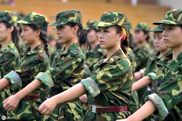大一新生军训中暑怎么办？建议大家这样做，快速降温很凉爽