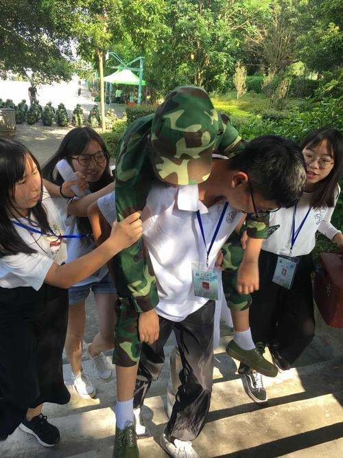 大一新生军训中暑怎么办？建议大家这样做，快速降温很凉爽