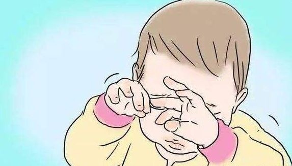孩子眼睛进异物后，两位妈妈的处理方式，让孩子痛苦程度大不一样