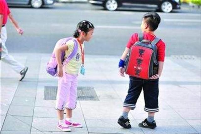 孩子总说幼儿园饭菜香，每次都能吃很多，亲眼看过后妈妈却有点懵