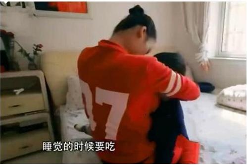9岁男孩还在吃母乳，宝妈断奶艰难全网求助，网友一句话说出真相