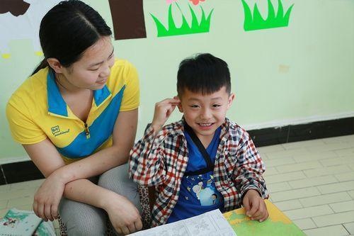 熊孩子地铁上乱跑还骂人，妈妈的处理方法，让所有乘客闭嘴