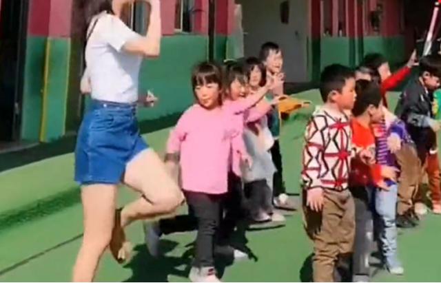 爸爸带孩子上幼儿园，每次都要等跳完早操才走，网友：我也一样