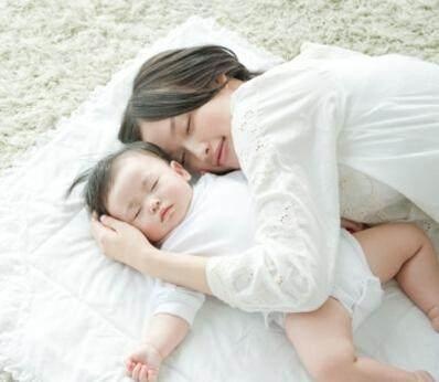 9岁男孩还在吃母乳，宝妈断奶艰难全网求助，网友一句话说出真相
