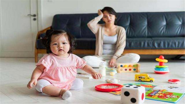 孩子抱着商场玩具不撒手，妈妈这机智的一招，旁人赞高情商