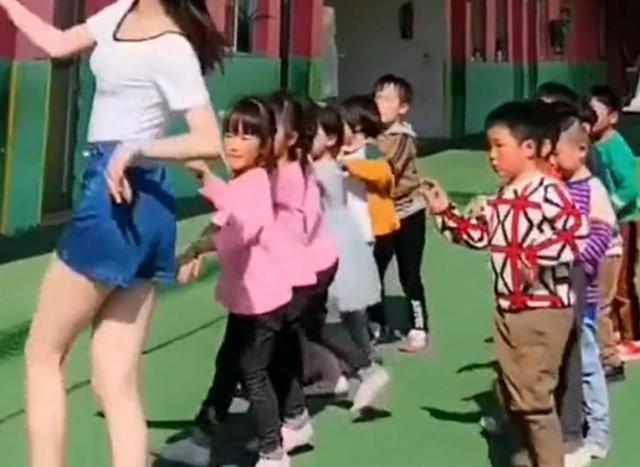 爸爸带孩子上幼儿园，每次都要等跳完早操才走，网友：我也一样