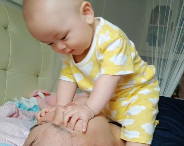 宝宝爬到爸爸身上，本以为又要打他，随后宝宝的反应，也太萌了吧