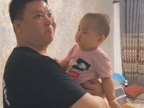 “无影手奶爸”抱着娃“偷吃”雪糕火了，娃：就说是不是玩不起？