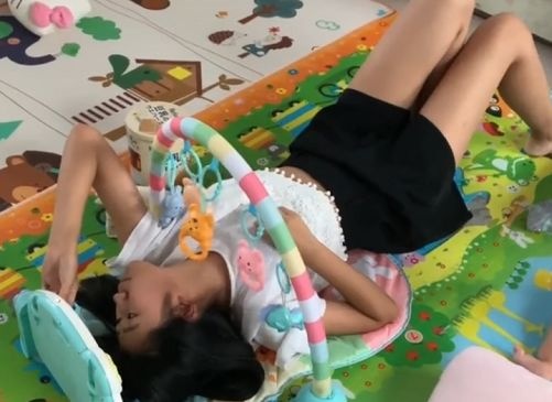 “不省心小姨”霸占娃的摇铃床，萌娃一脸绝望：这是人干的事吗？