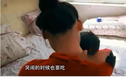 9岁男孩还在吃母乳，宝妈断奶艰难全网求助，网友一句话说出真相