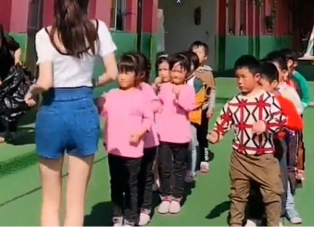 爸爸带孩子上幼儿园，每次都要等跳完早操才走，网友：我也一样