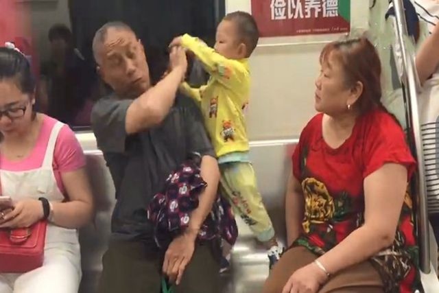 孩子在地铁踢爷爷打奶奶，这几种家长养大的孩子，可能是个白眼狼