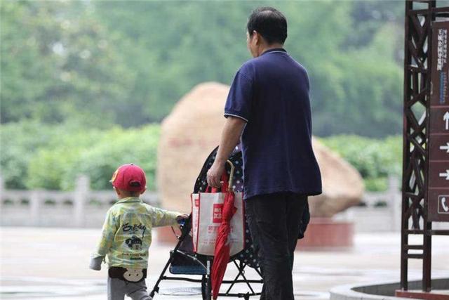 俩娃被反锁卧室，65岁奶奶心急救人，结果自己却从26楼坠下