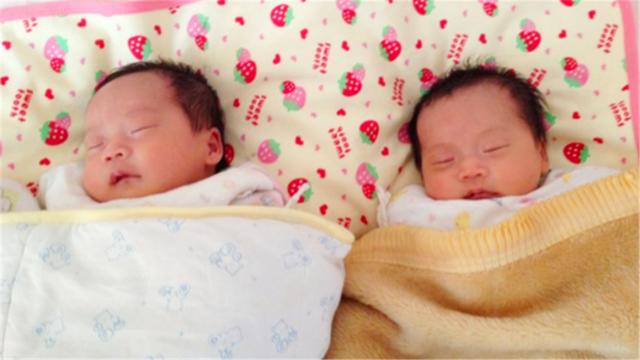 双胞胎姐妹，一个妈妈带，一个奶奶带，5年后身高差距很明显