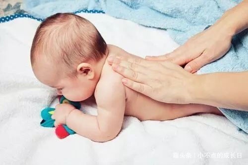育儿专家：多抚触孩子这3个部位，促进大脑发育，宝宝更聪明
