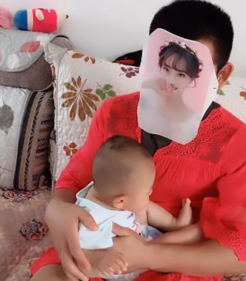 宝宝只让妈妈抱，爸爸为抱宝宝只好“改头换面”，网友：没有奶味