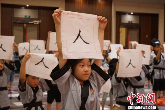 无锡萌娃体验古代开笔礼 写“人”字颂读经典