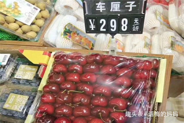 娃娃超市偷吃樱桃，员工吐槽家长没教好，宝妈的做法让人点赞