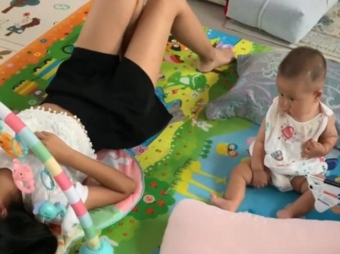 “不省心小姨”霸占娃的摇铃床，萌娃一脸绝望：这是人干的事吗？