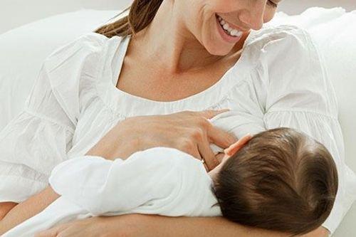 育儿说：给宝宝喂奶喂多了会不会被撑着？婴儿的喂养需注意什么？