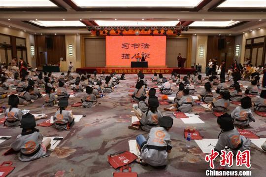 无锡萌娃体验古代开笔礼 写“人”字颂读经典