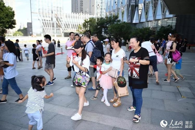 两百名自闭症儿童免费体验儿童剧