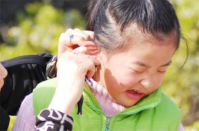 孩子说耳朵痒，奶奶随手去掏被妈妈制止，教科书式处置值得学习
