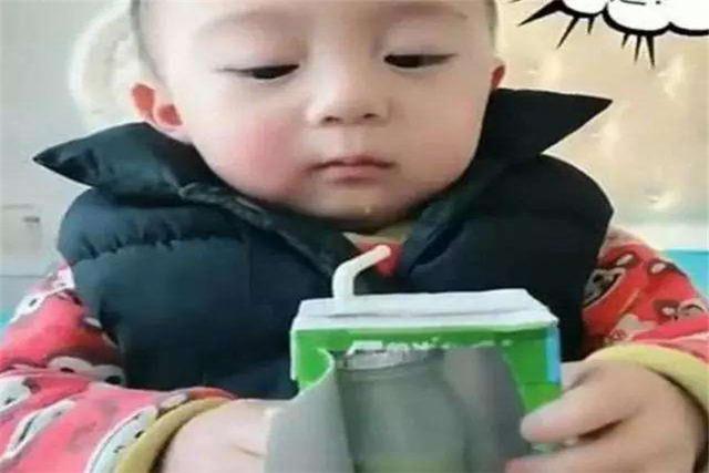 男童身体羸弱，每天把饮料当水喝，儿科医生：一口也不该让他喝