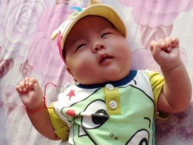 婴儿很喜欢伸懒腰，呀许不是因为长个儿，这3种情况妈妈别忽视！