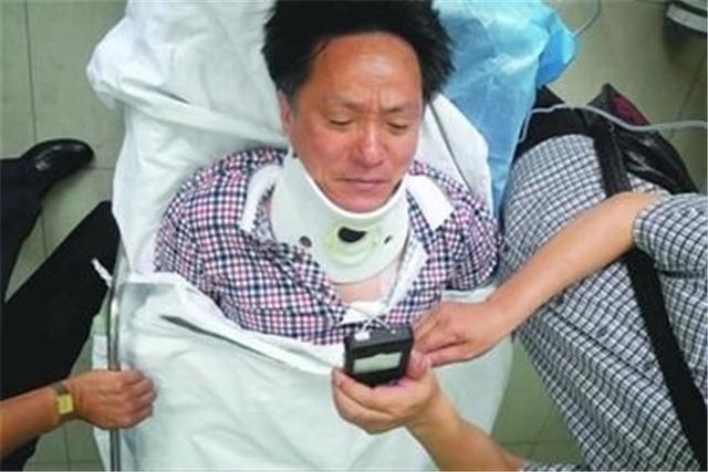 男童不慎5楼坠下，结果被大叔一把抱住，事发时他家中却无一人？