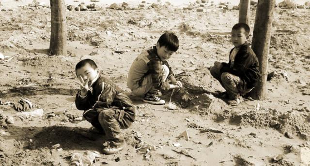 孩子放学回家身上有伤痕，妈妈闹到幼儿园，园长无奈拆掉滑滑梯