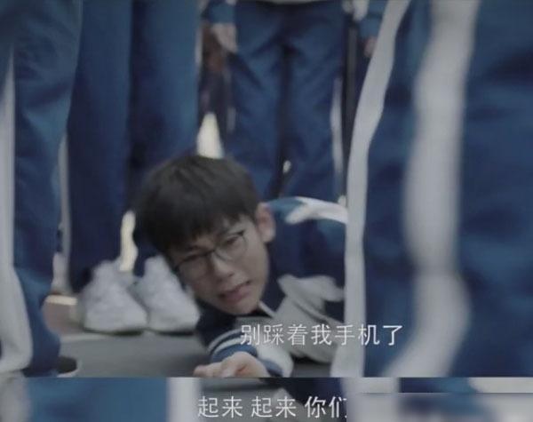 林磊儿崩溃大哭，季杨杨踩坏他手机，里面都是妈妈的照片和语音